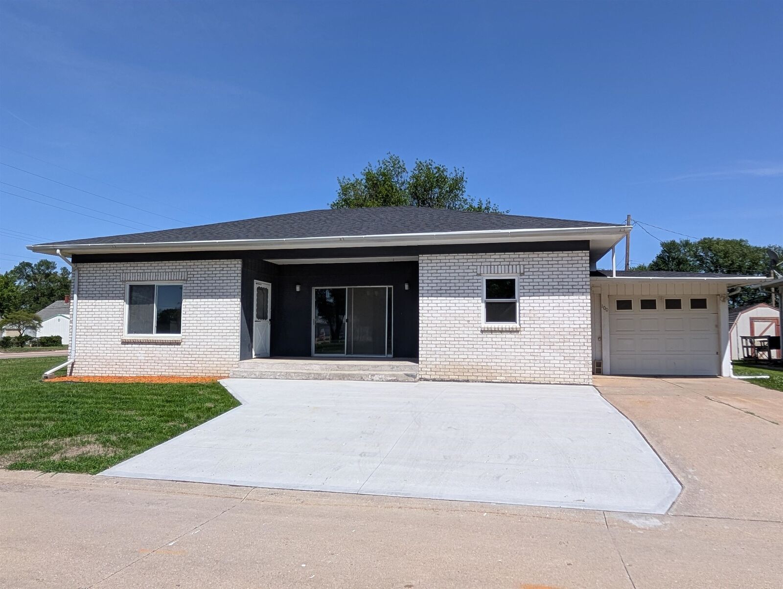 Property Photo:  100 3rd Avenue  NE 68662 
