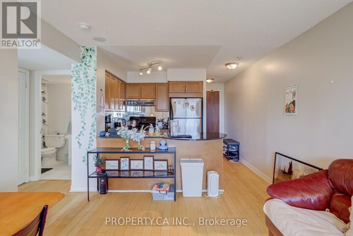 Property Photo:  18 Kenaston Gardens 1705  ON M2K 1G8 