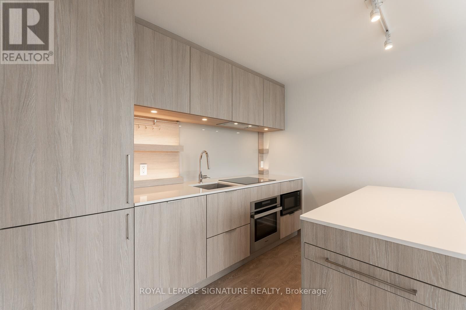 Property Photo: 28 Ann Street 916 ON L5G 0E1