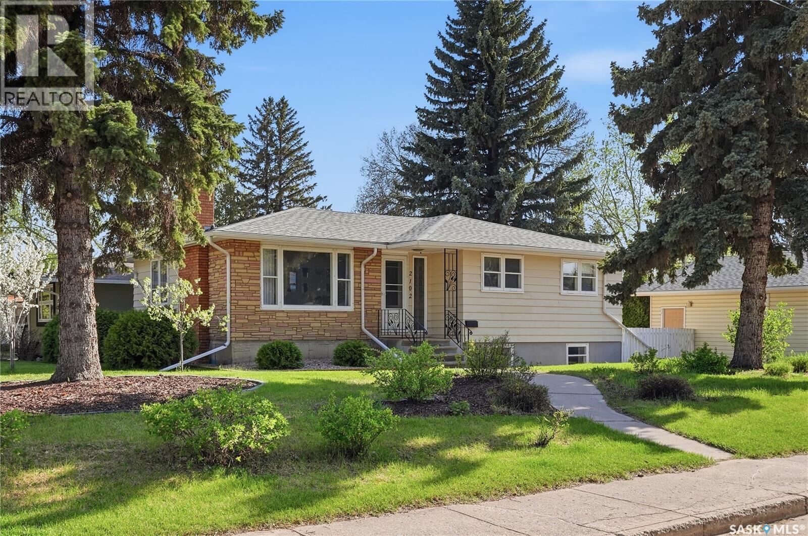 Property Photo:  2102 Cumberland Avenue S  SK S7J 1Z3 