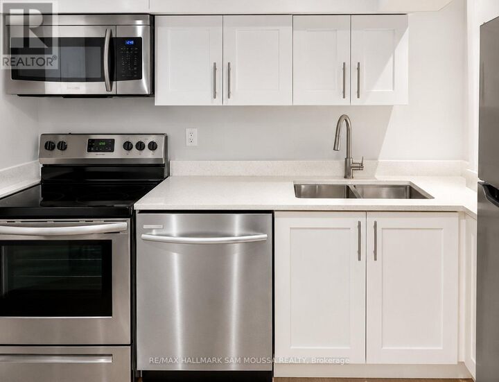 Property Photo: 1407 Baintree Place Unit 2 ON K1B 5H5