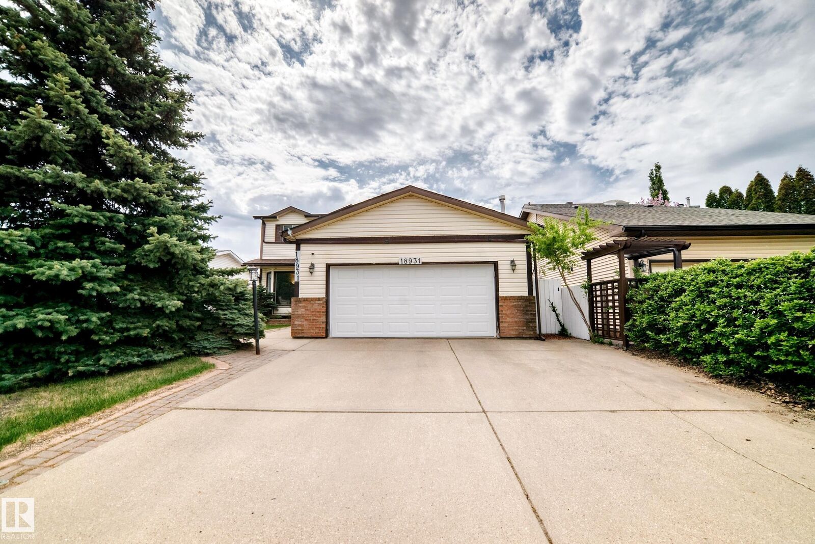 Property Photo:  18931 92 Avenue NW  AB T5T 5R1 