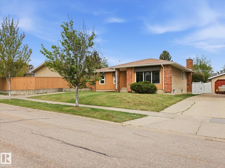 Property Photo:  3 Fairfax Crescent  AB T8N 1X9 