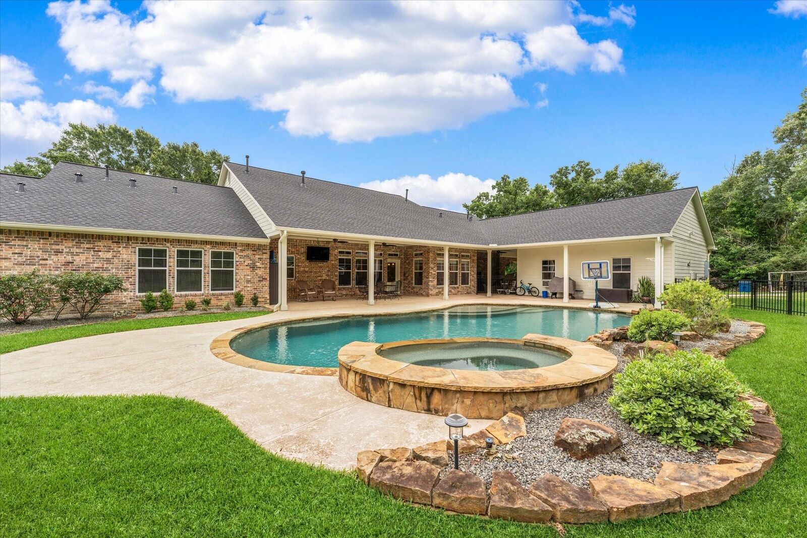 Property Photo:  8512 Prince William Court  TX 77316 