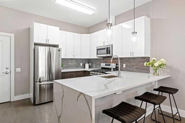 Property Photo:  313 Pine St 209  NJ 07304 