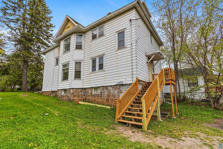 Property Photo:  1122 E 5th St  MN 55805 