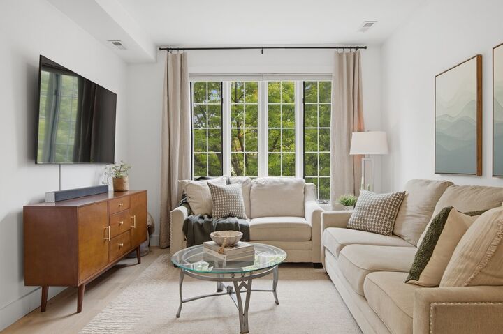 Property Photo:  1333 N Bosworth Avenue 2  IL 60642 