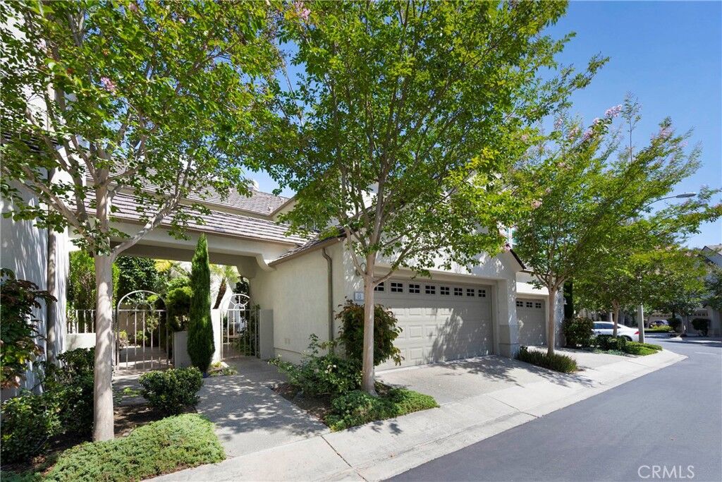 Property Photo: 8 Longbourn Aisle CA 92603