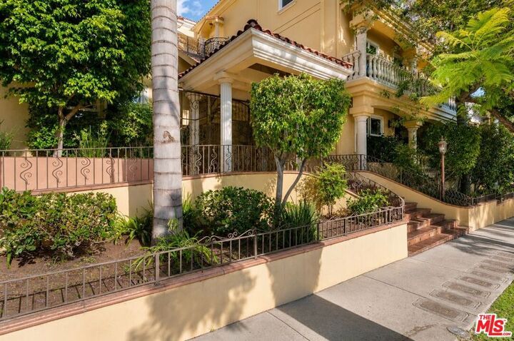 Property Photo: 1050 N Edinburgh Avenue 103 CA 90046