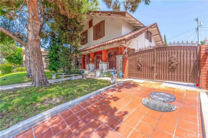 Property Photo:  128 N St Andrews Place  CA 90004 