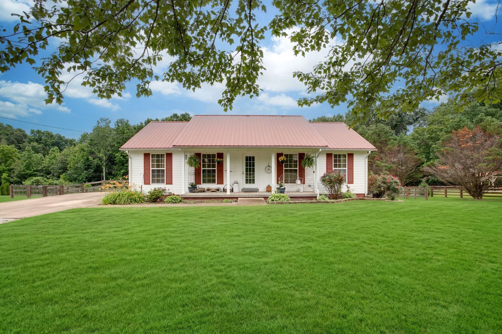 Property Photo:  2233 Fall River Rd  TN 38468 