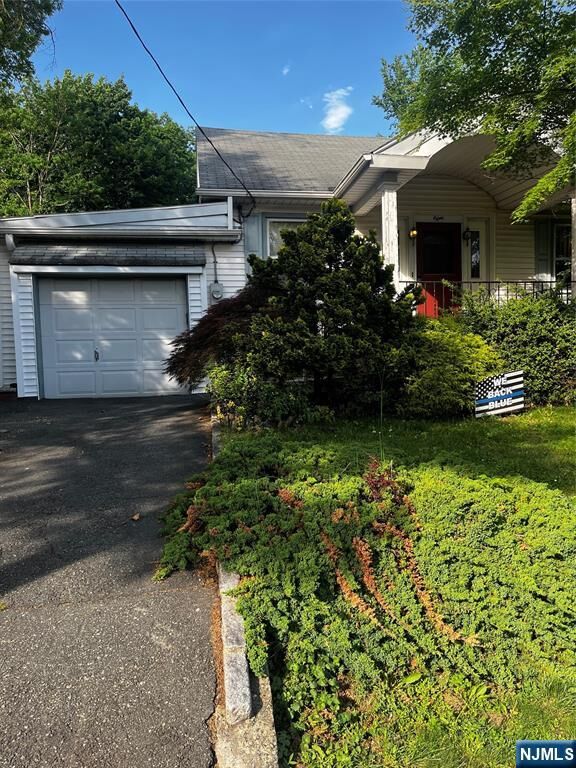 Property Photo:  8 Beach Road  NJ 07044 
