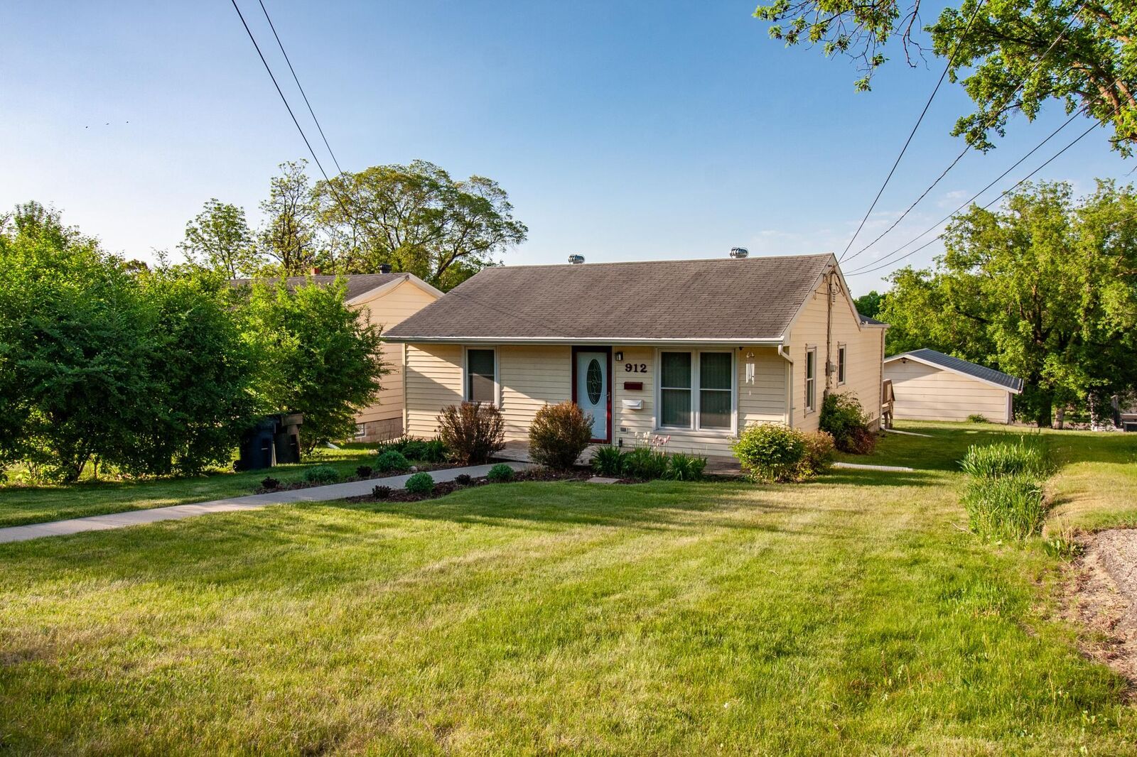 Property Photo: 912 E Highland Avenue MN 56537