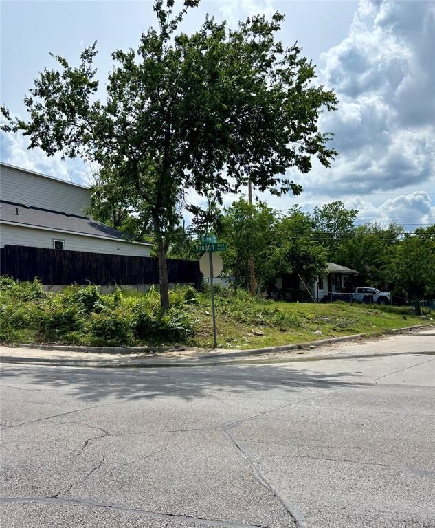 Property Photo:  2500 Vaughn Boulevard  TX 76105 