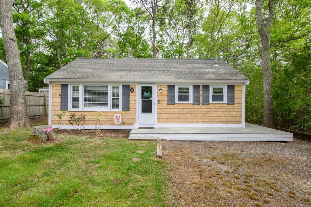 Property Photo:  13 Coach House Ln  MA 02660 