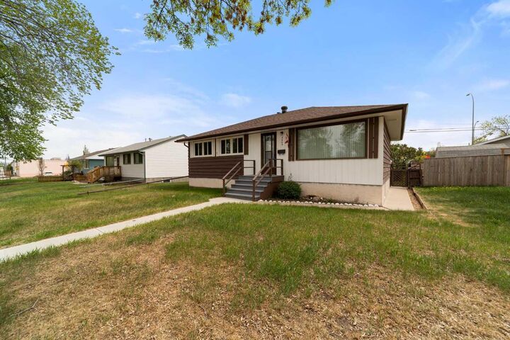 Property Photo:  5805 48A Avenue  AB T4V 0L4 