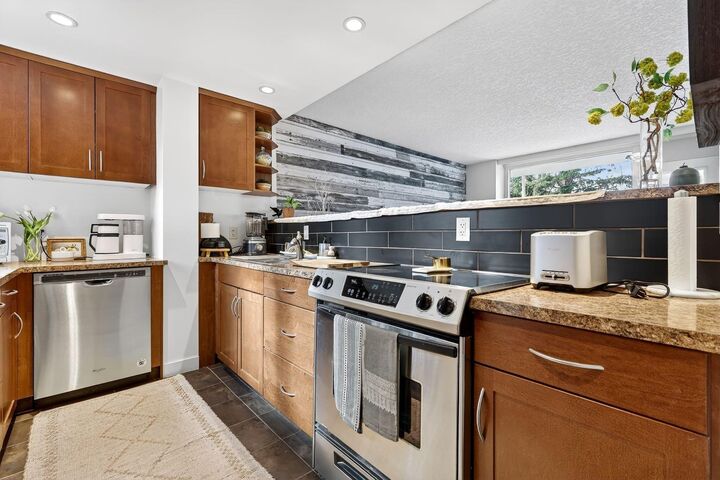 Property Photo:  3316 Rideau Place SW 401  AB T2S 1Z4 