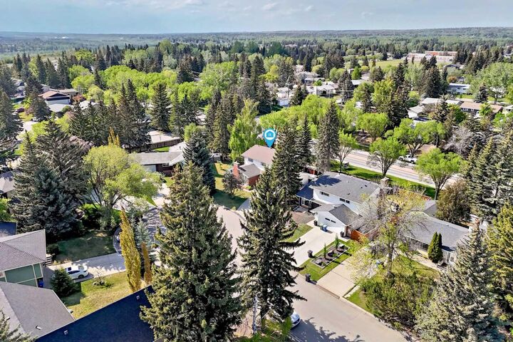 Property Photo:  8 Varsdale Place NW  AB T3A 0G7 