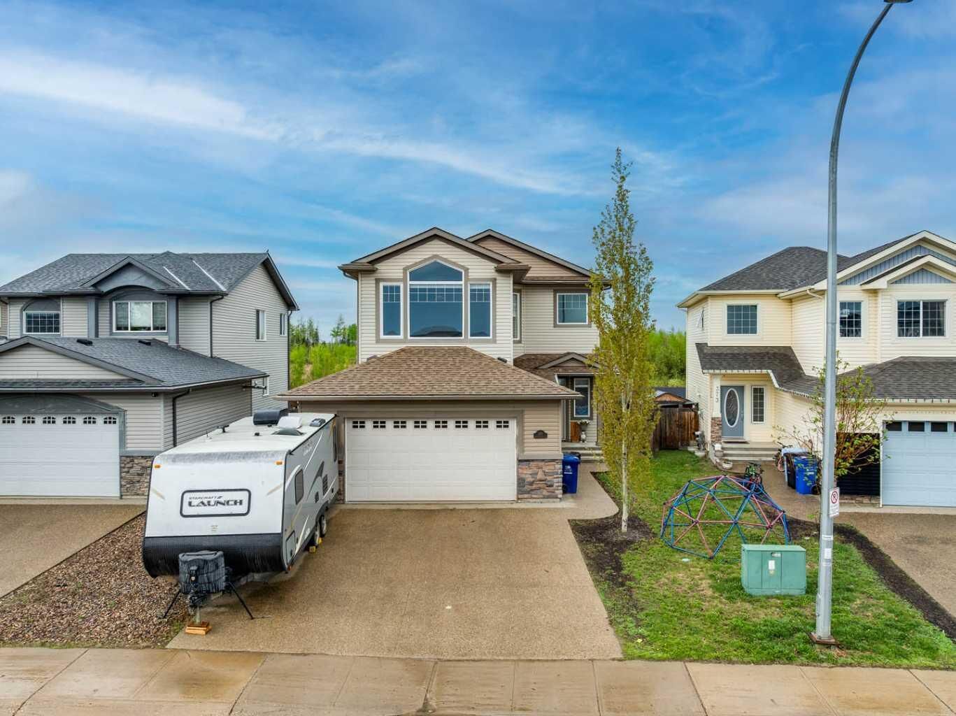 Property Photo: 377 Walnut Crescent AB T9K 0W2