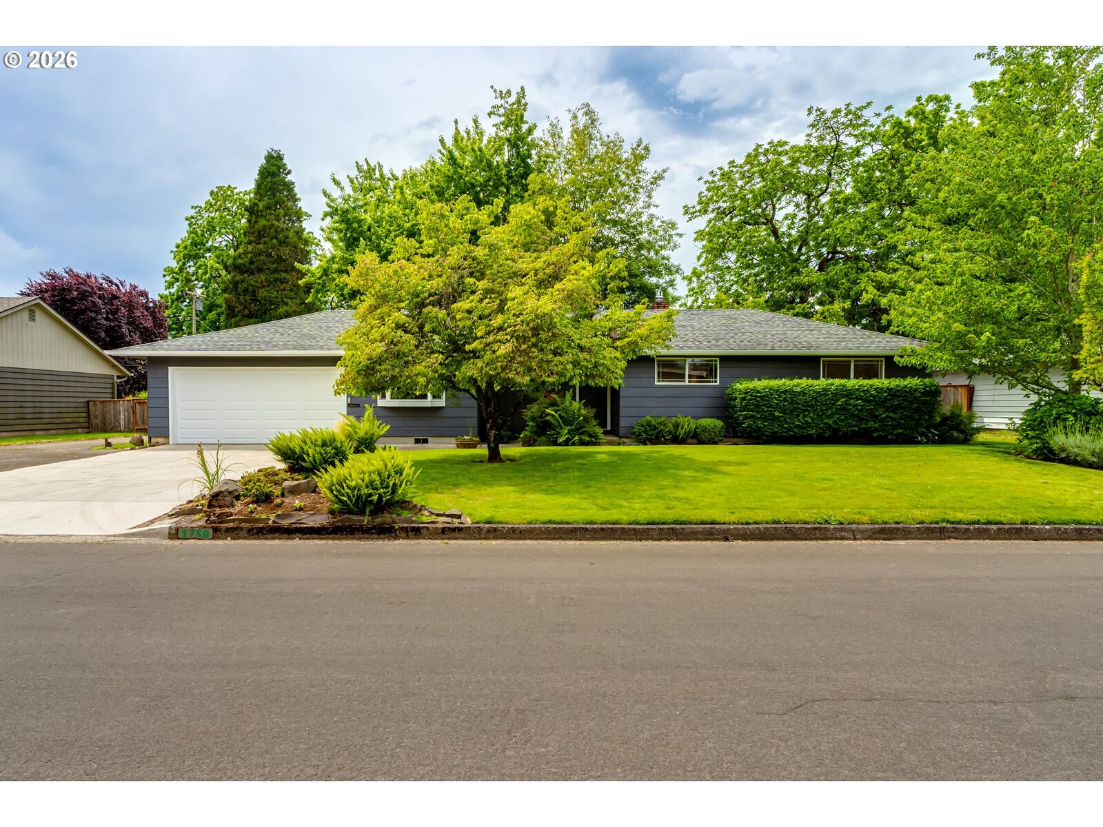 Property Photo: 2750 Villa Way OR 97477
