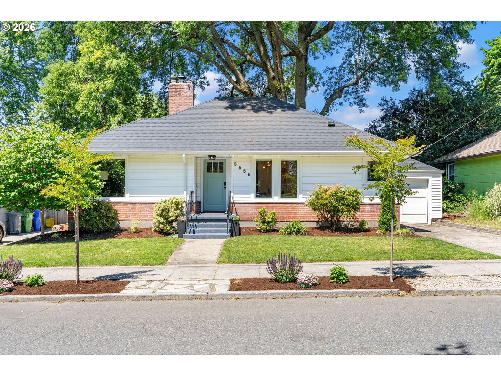 Property Photo:  5555 SE Stark St  OR 97215 