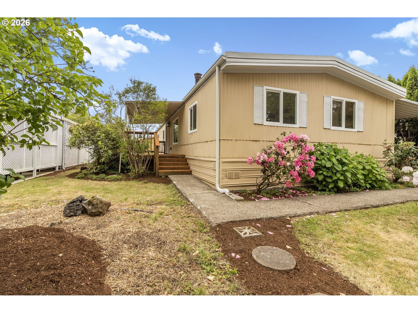 Property Photo: 1400 Candlelight Dr 104 OR 97402