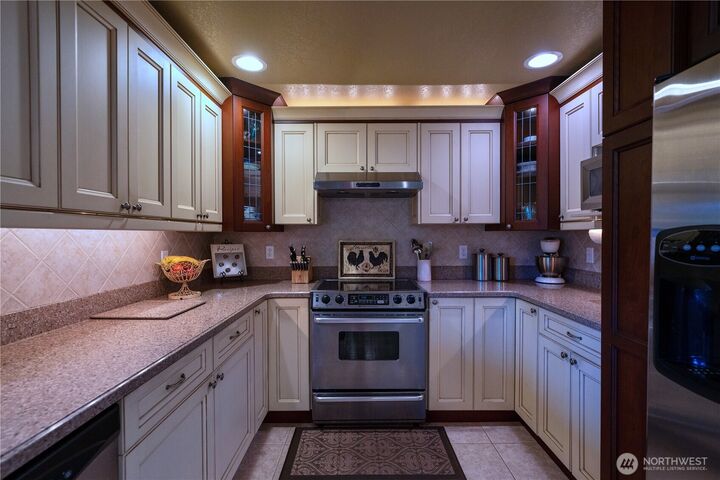 Property Photo: 230 E Hawthorne Place WA 98362