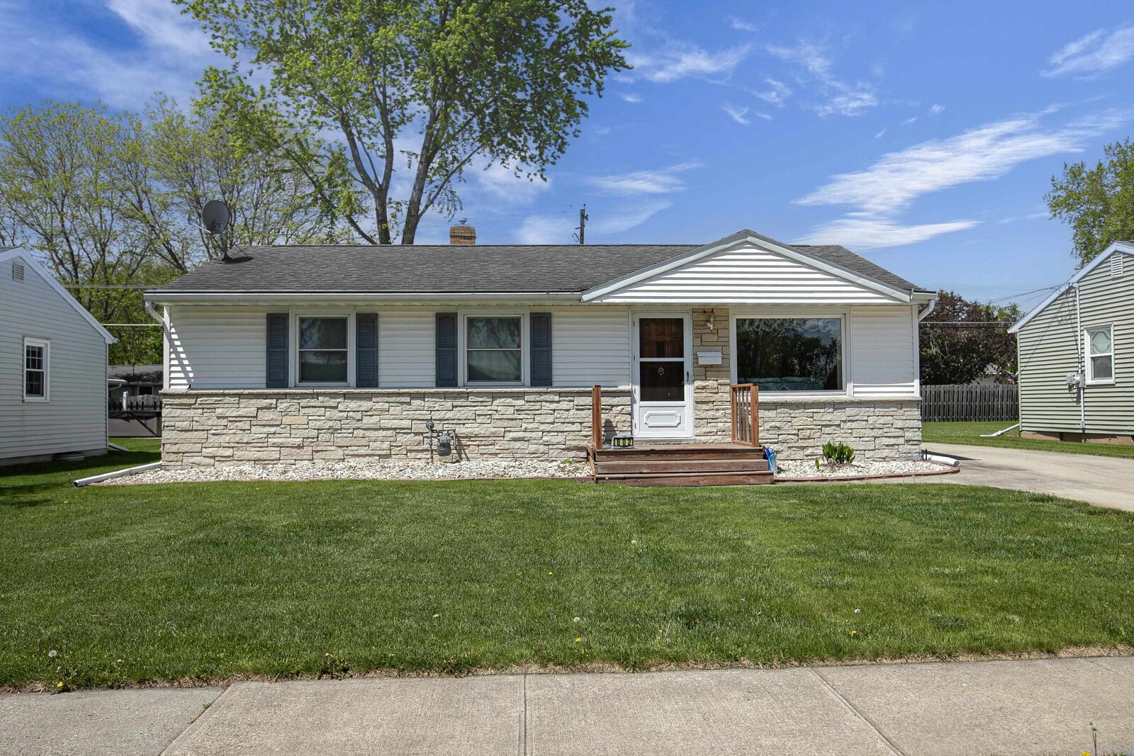 Property Photo: 802 Suburban Drive WI 54115