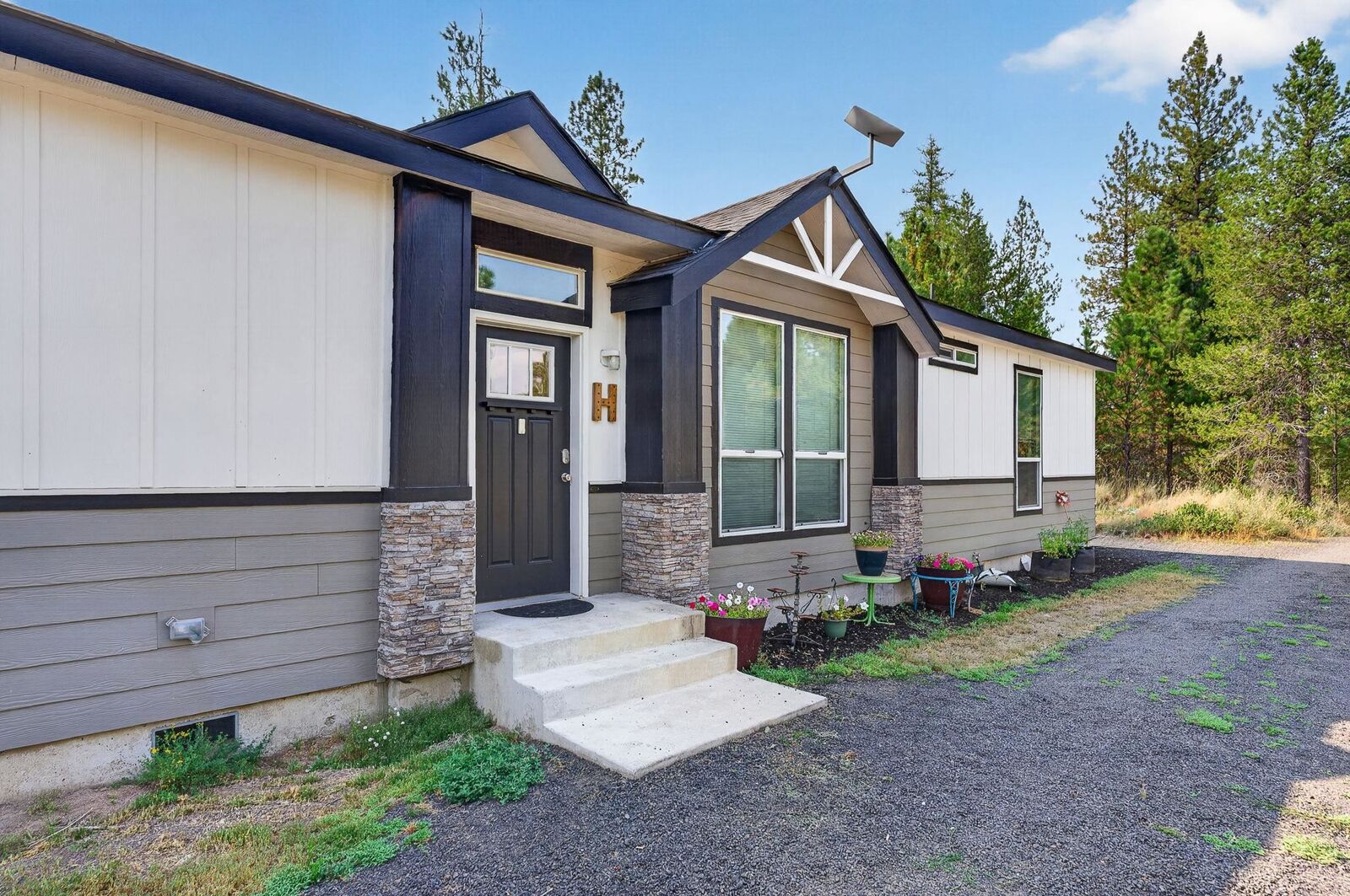 Property Photo: 28995 N Hardesty Rd WA 99003