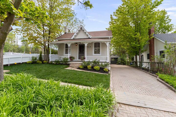 Property Photo: 13 Nelson Square E ON L4M 4J6