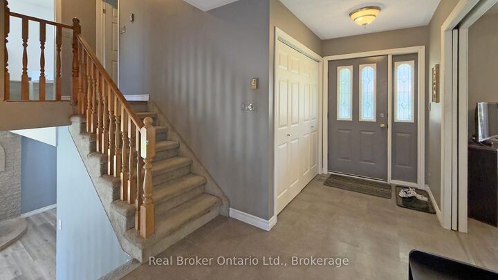 11 James Street W — photo 1