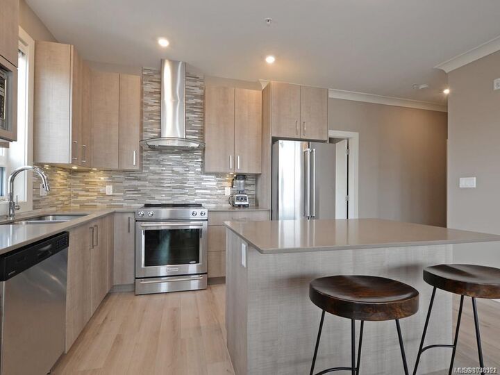 Property Photo:  300 Michigan St #403  BC V8V 1R5 