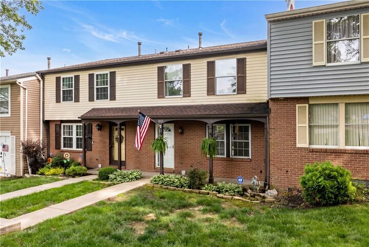 Property Photo: 202 Olde Orchard Dr 202 PA 15017