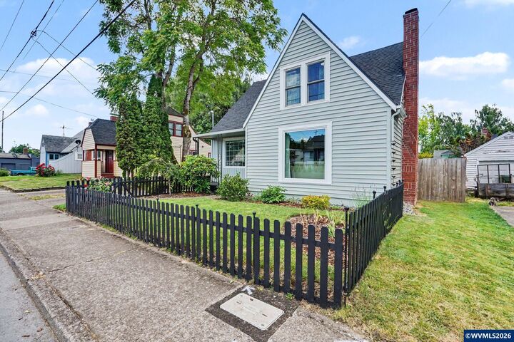 Property Photo:  1435 17th St NE  OR 97301 