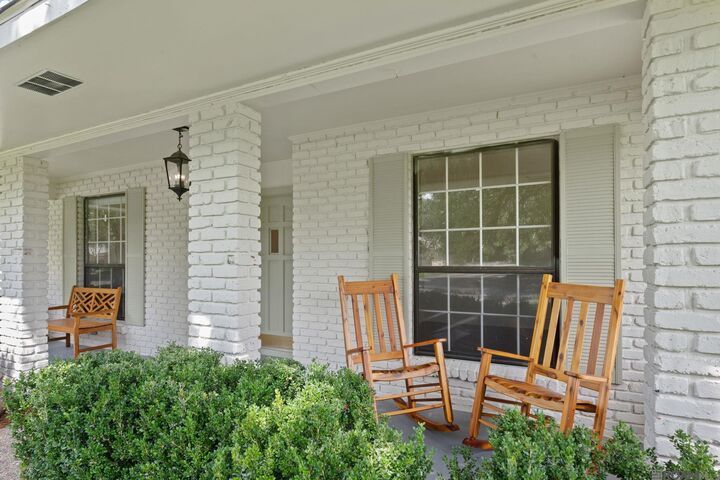 Property Photo:  726 Bromley Dr  LA 70808 