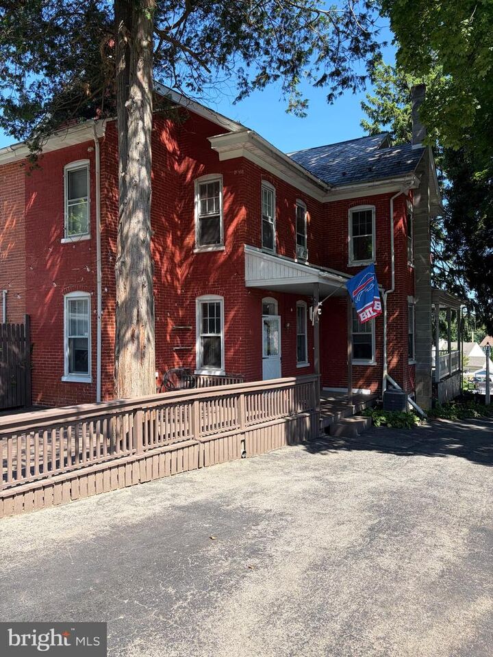 Property Photo:  138 E New Street  PA 17554 