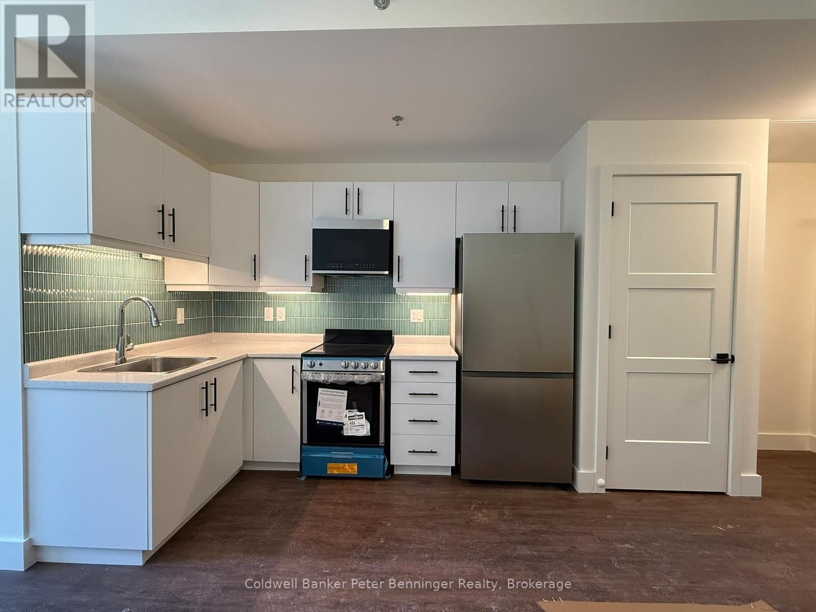 Property Photo:  604 South Queen Street South 202  ON N0G 2N0 