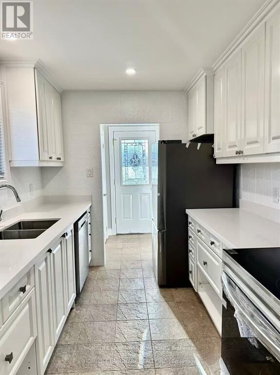 Property Photo: 2421 Speyside Drive ON L5K 1X5