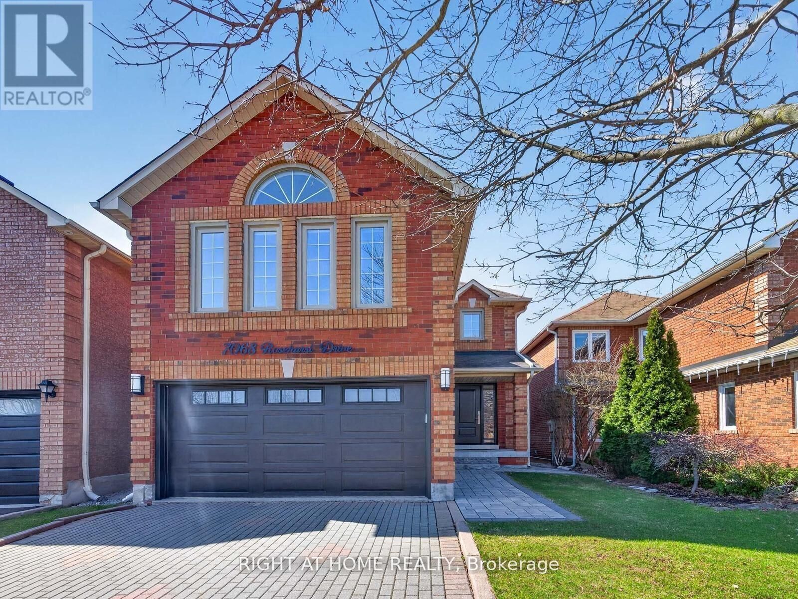 Property Photo: 7068 Rosehurst Drive ON L5N 6Y8