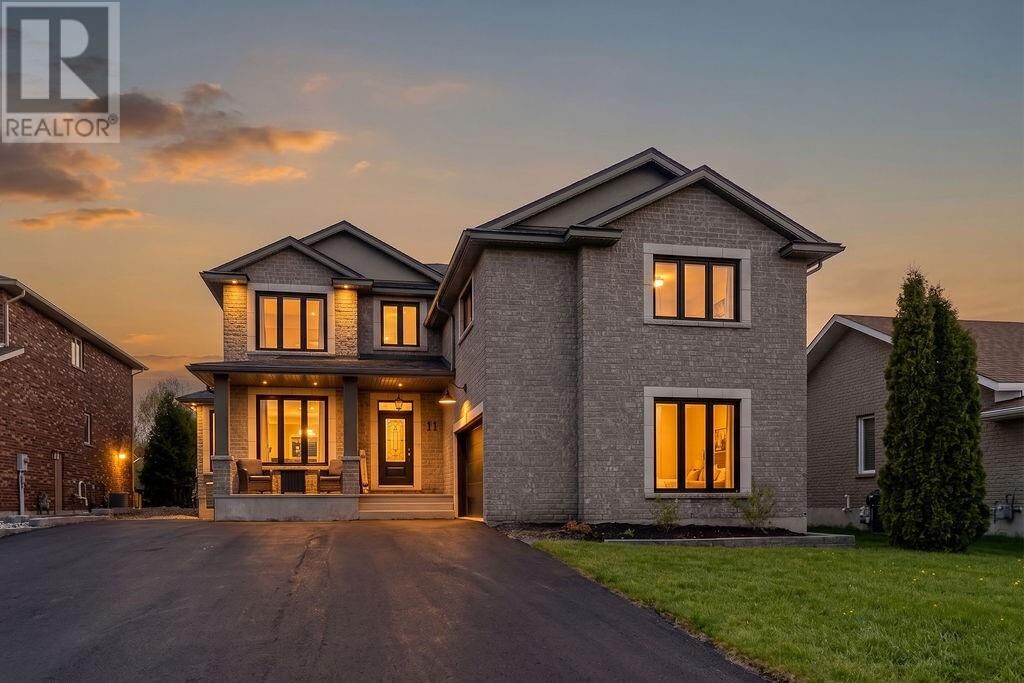 Photo de la propriété: 11 Landreville Drive ON P3A 0A1