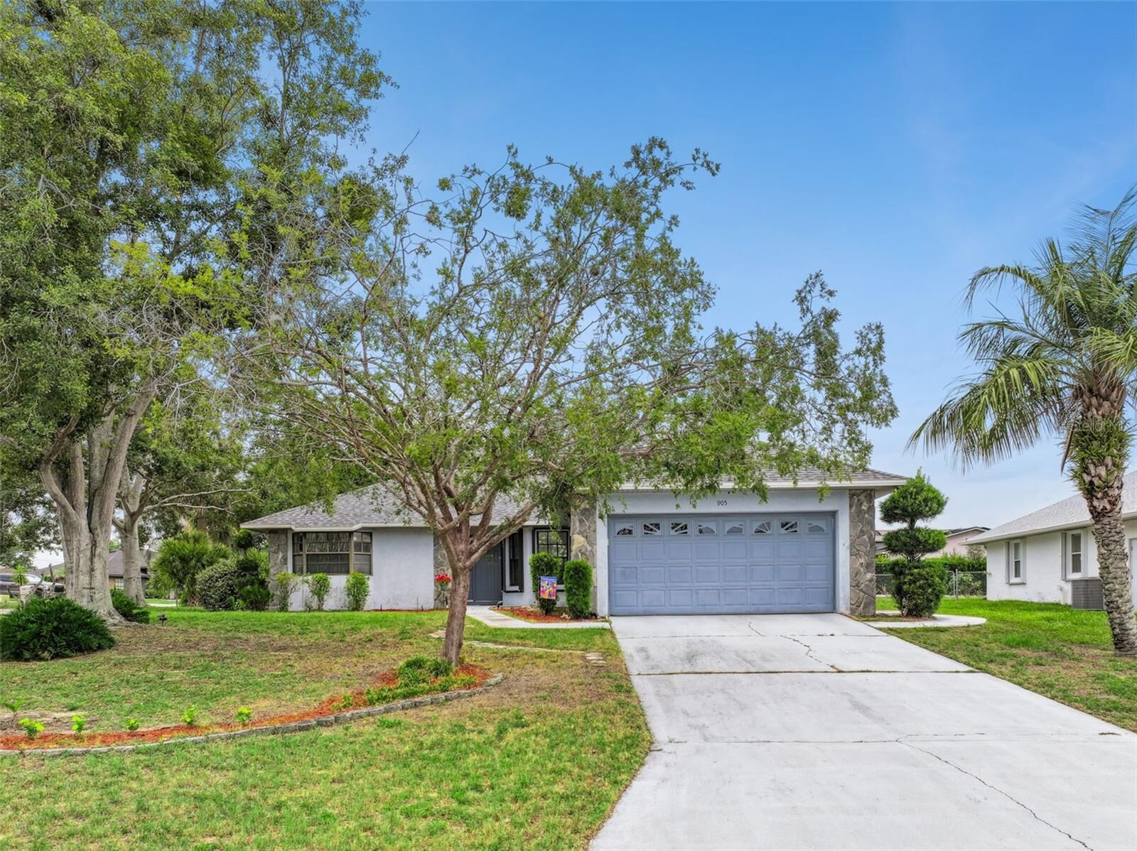 Property Photo:  905 Devonshire Way  FL 33853 