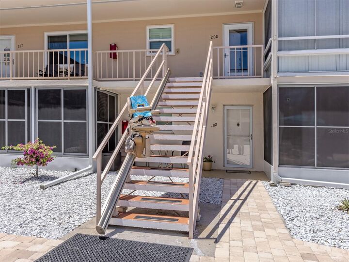 Property Photo:  537 Manatee Ct 204  FL 34285 