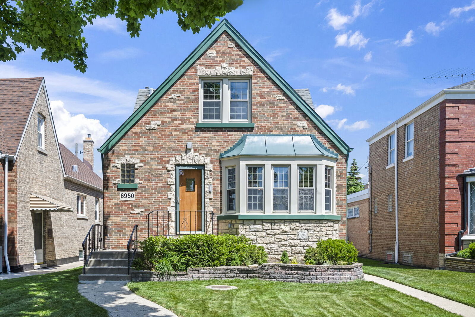 Property Photo:  6950 W Barry Avenue  IL 60634 