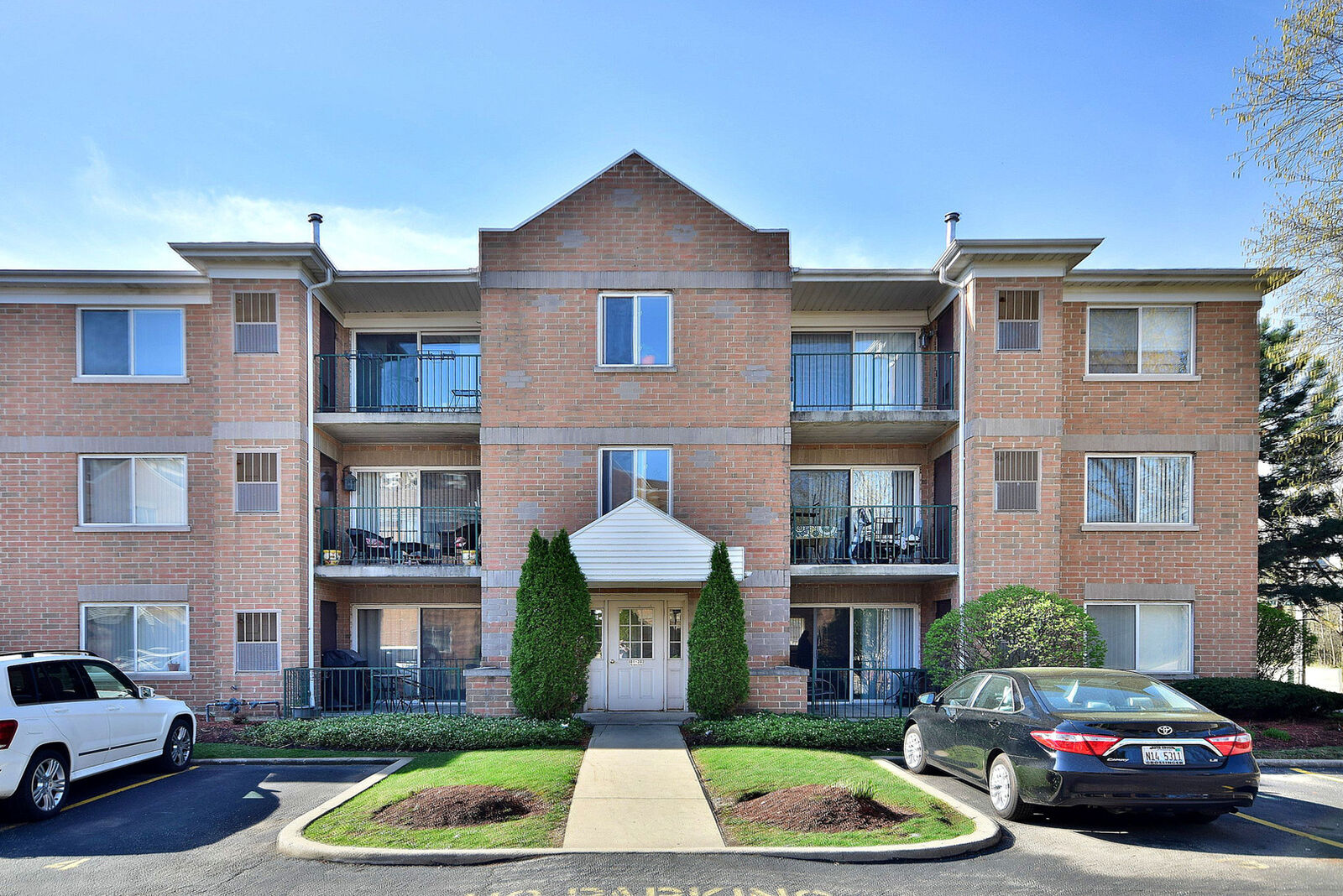 Property Photo: 5351 N East River Road 203 IL 60656