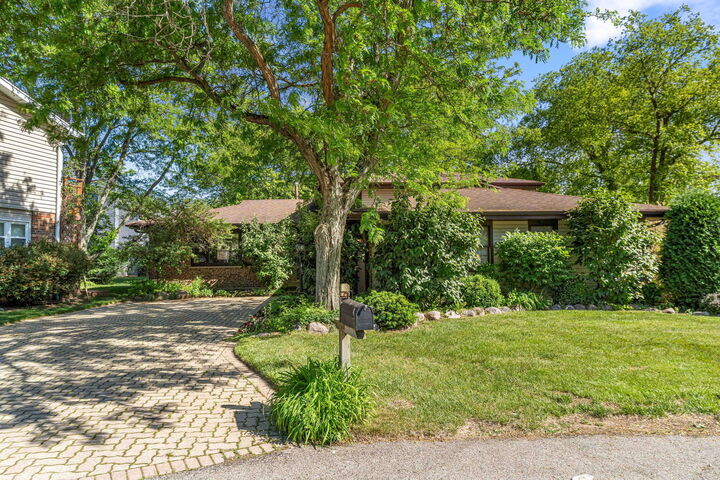 Property Photo: 1093 Poplar Court IL 60047