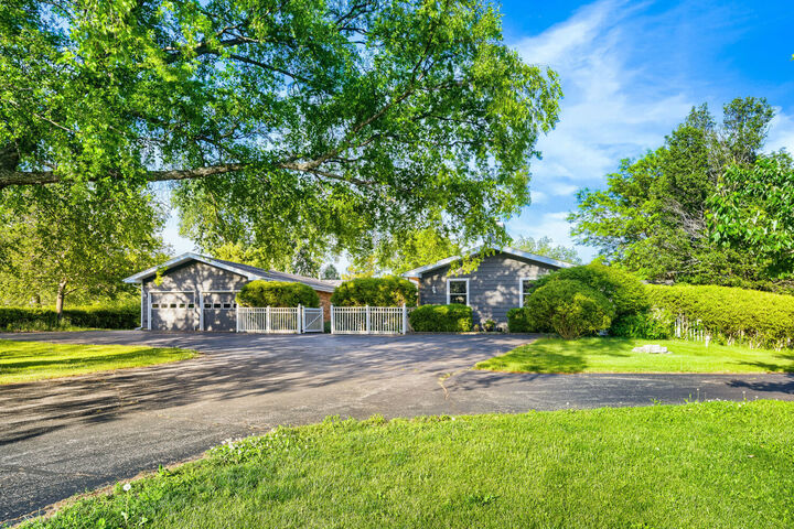 Property Photo:  9 Tomahawk Trail  IL 60543 