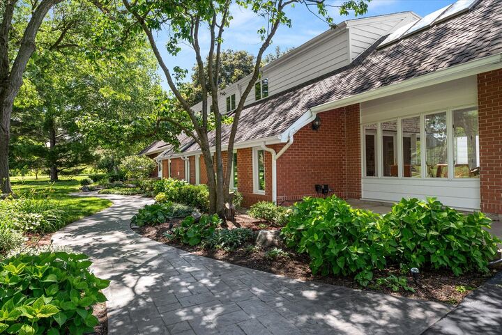 Property Photo:  6N056 Surrey Road  IL 60184 