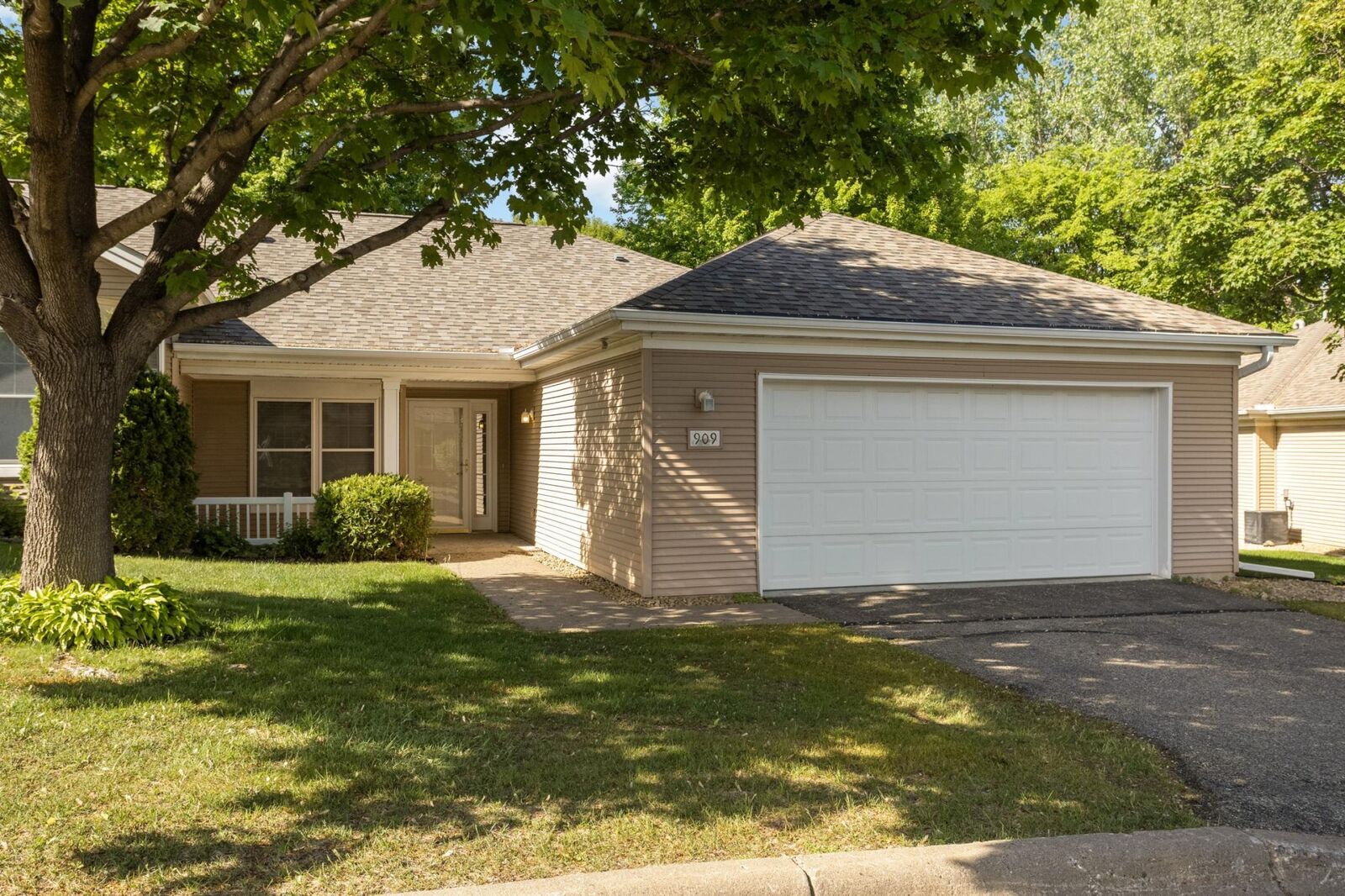 Property Photo: 909 Bahls Drive MN 55033