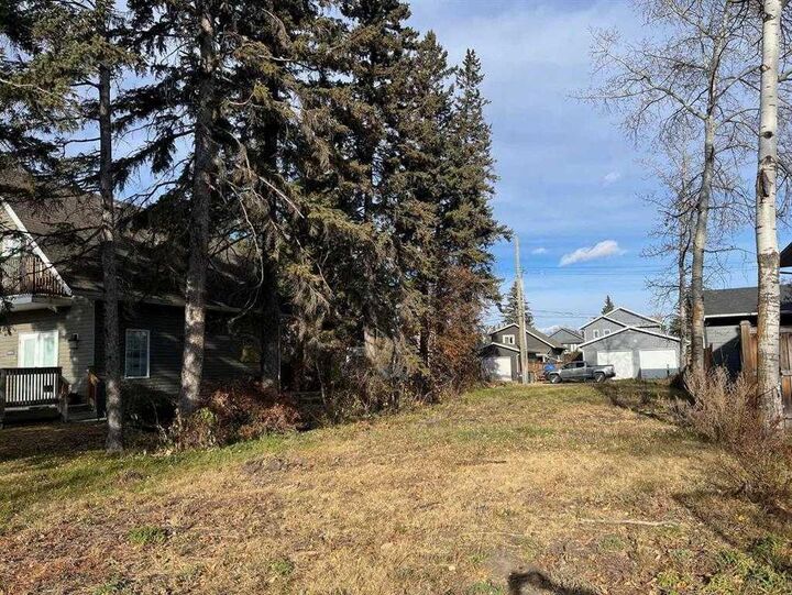 5027 35 Street — photo 1