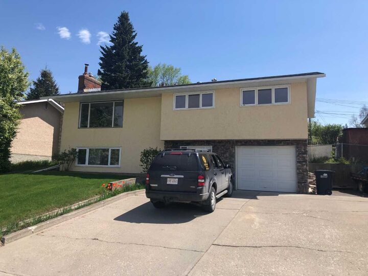 Property Photo: 132 Lodgepole Drive AB T7V 1E4
